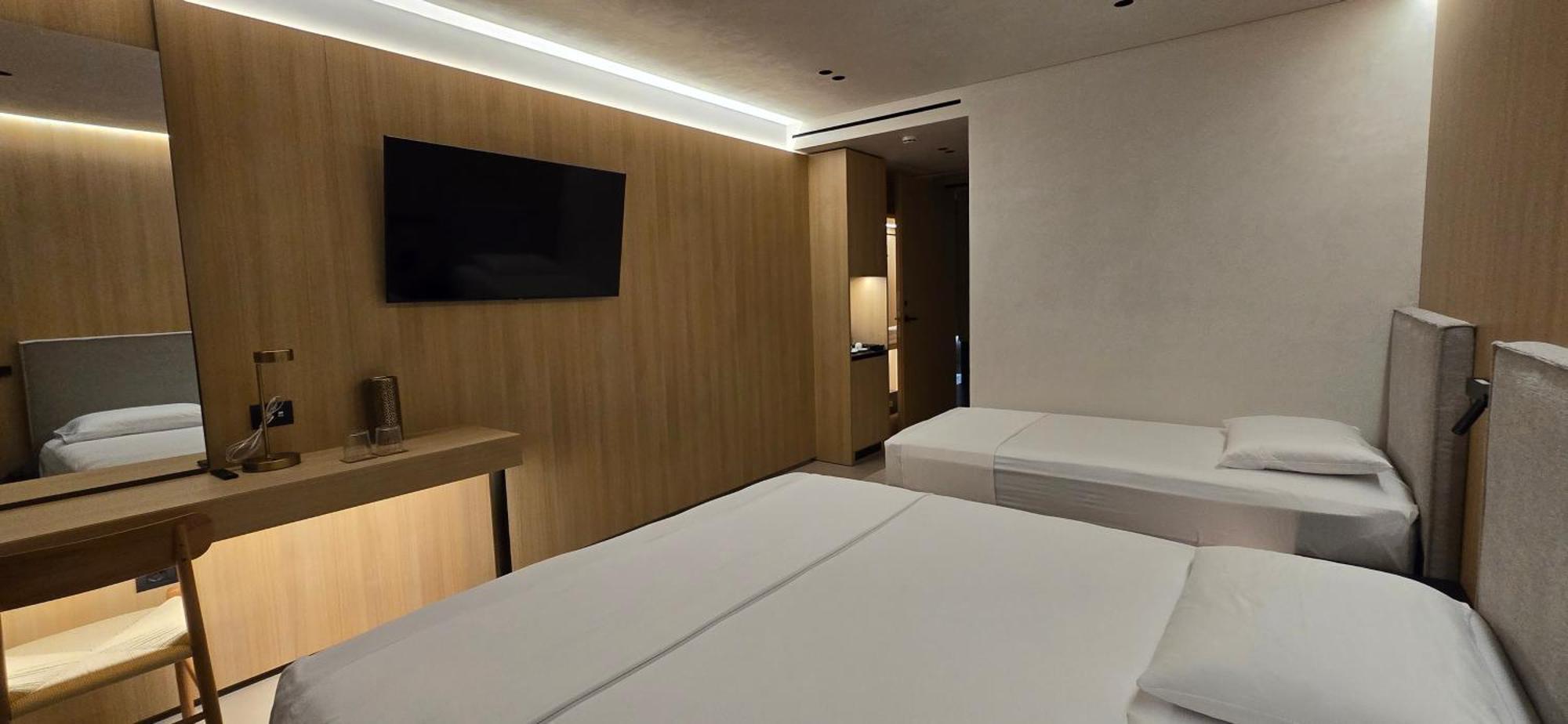 Lion Gate Hotel Sarande Bagian luar foto